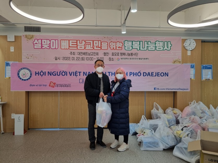 박균익 대표가 베트남 교민에게 설선물꾸러미를 전달하는 모습