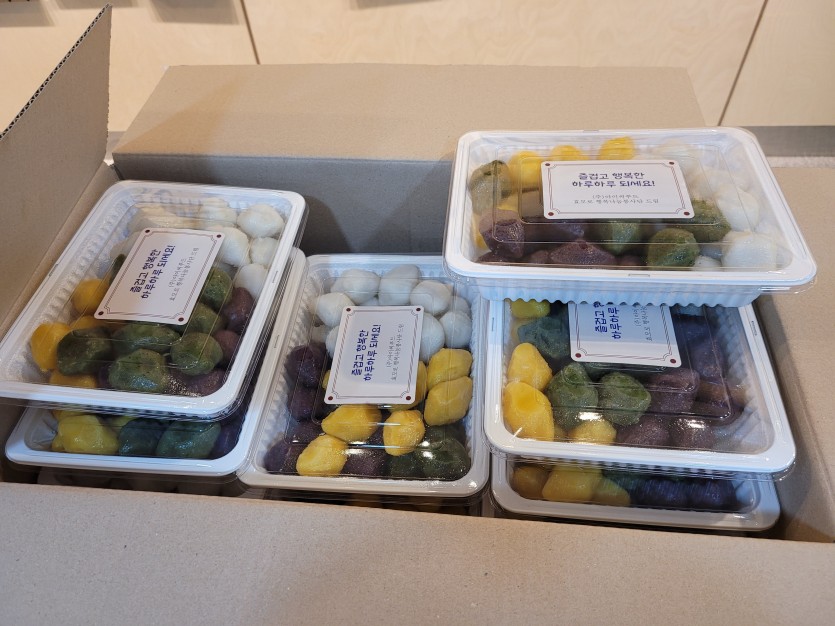 맛있게 빚은 여러 종류의 송편을 이렇게 많이씩 드렸습니다. 