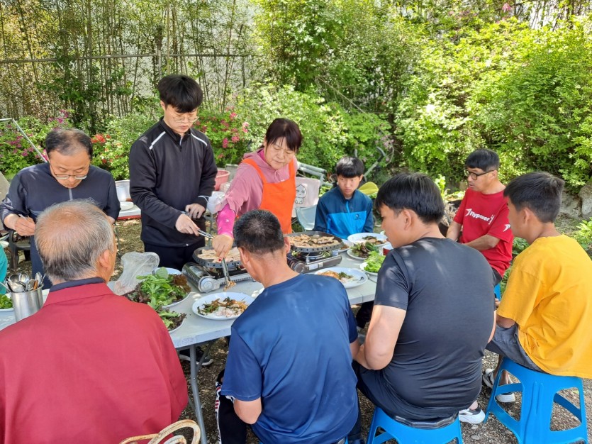 삼겹살을 열심히 구워서 먹기 좋게 앞에 놔주시는 원장님~ 